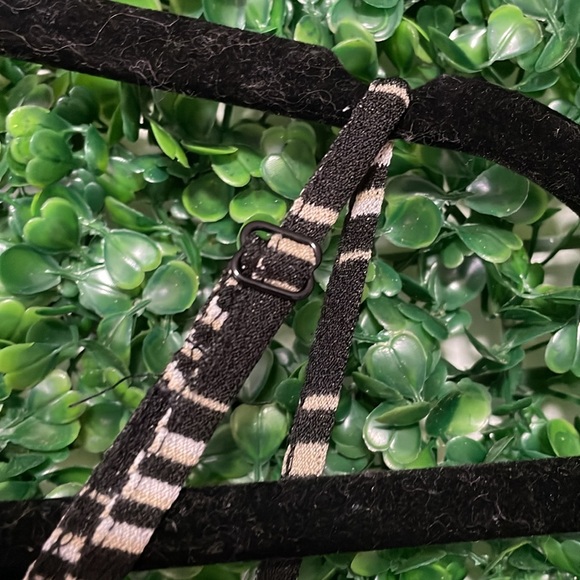 Stretchy Chic Striped Jumpsuit with Adjustable Straps - Picture 4 of 6